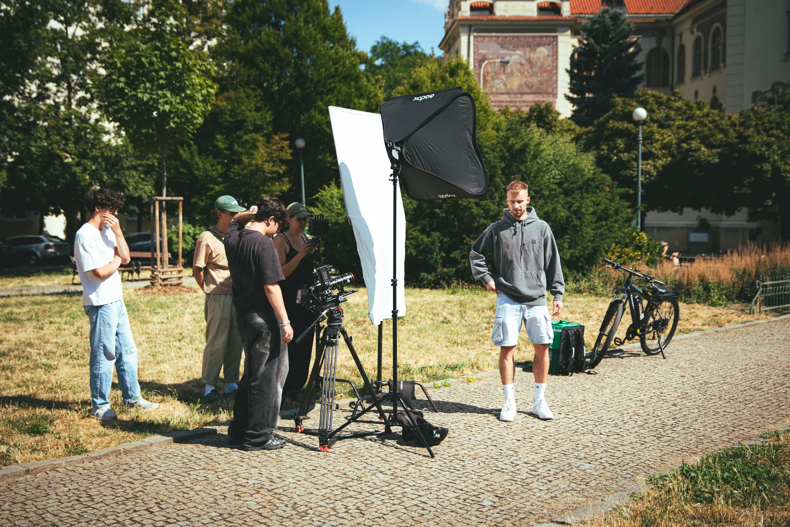 Štáb při natáčení v parku