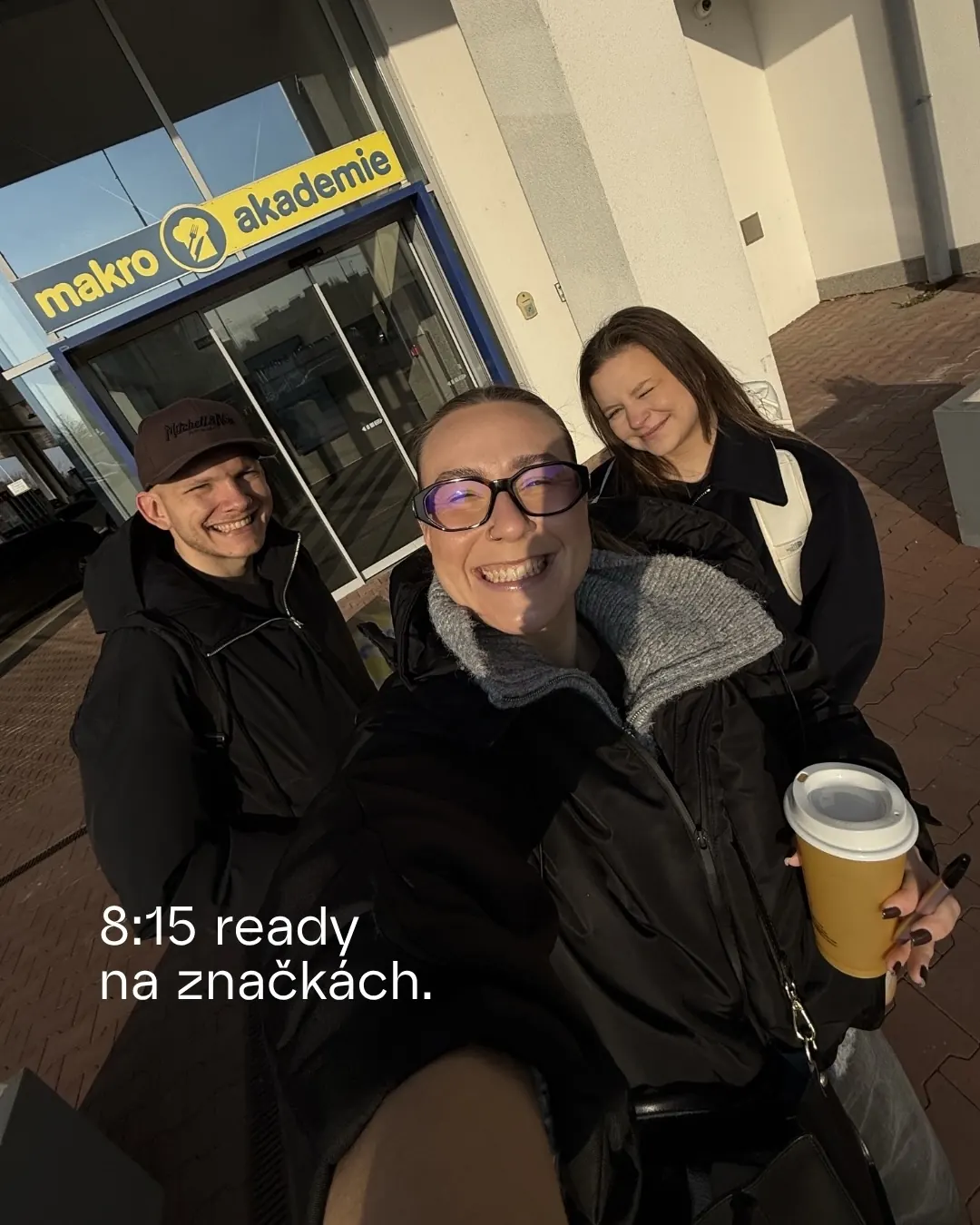 Tým VERYGUD v 8:15 před Makro Akademií